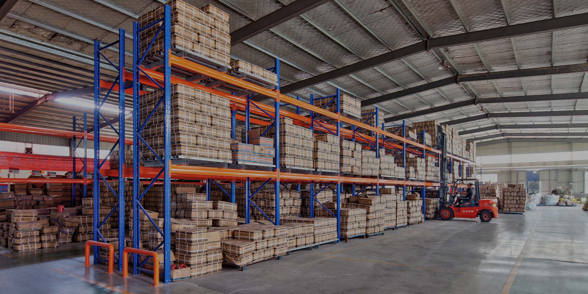 誠(chéng)實(shí)守信、奉獻(xiàn)進(jìn)取、科學(xué)嚴(yán)謹(jǐn)、追求名牌